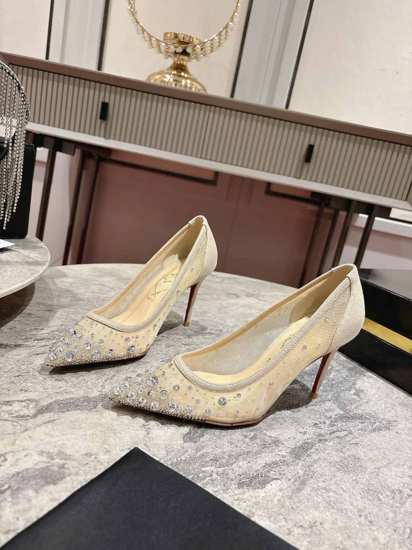 👟👟Ex-factory price 740👟👟 🆑❥∙ Mesh seam drill (single shoe)🦋✪ꫛꫀw.✔︎ This style features a slightly pointed toe made from white mesh with crystal beads and diamonds, a 65mm heel height, hand-placed crystals added to the front, and our signature Louboutin red sole with Christian Louboutin's signature and heart-shaped imprint logo on the insole. Size: 34 yards-42 yards (34.40.41.42. Customized, non-returnable and non-exchangeable‼️) Heel height: 6.5cm Color: White Apricot